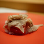 美会 - しっとりと口に馴染むホワイトサマートリュフ。その香りが先に口に当たると、すぐに追いかけるかのように鮪の甘みが押し寄せ、シャリと混ざるほどに醤油のコクを添えてえんみが旨さの一体感をつくる。