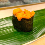 江戸前 びっくり寿司 - 雲丹
            苦手な人にほど食べてほしい。臭みは全く無しです