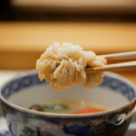 美会 - 湯引きされて花びらのように広がる鱧の身。
      出汁がしっかり出ているスープを含み、鱧と味が合致して膨らむおいしさ。車海老のつるんとした美味しさ、円やかな酸味をトムヤムクンらしい香りが引き立てます。