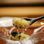 美会 - 毛蟹の香りが繊維の一つひとつから広がりをみせ、キャビアがえんみを補い、香草が香りを乗せる一体感のある前菜。