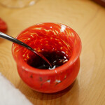 美会 - タイ風の黒酢で味変を楽しめます