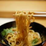 美会 - 麺はもっちりとスープへの絡みも良いです。