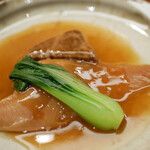 美会 - 餡はタイの薬膳スープとすっぽんの出汁。
      サーロインはそんな餡をしっかり吸い込んで、旨味炸裂！