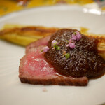 美会 - 何と言ってもヤングコーンの瑞々しさからあふれるミネラルが凄い！
      和牛はタマリンドソースの酸味と合わさり、互いを引き立て合う相乗がホントに抜群！