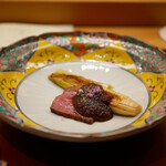 美会 - ●和牛とタマリンドソース ヤングコーン
      タマリンドソースは日本のあんずソースのようなもの。