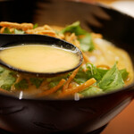 美会 - 出汁が包む味わいでカレーの濃厚な旨みを感じるスープ。