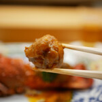 美会 - 噛みしめると身の甘みと衣の味わいに加えて旨味がパーンと顔をだし、レッドカレーソースのピリ辛な味わいが絶妙なほど味を大きく膨らます！
      日本には無い組み合わせが美味しさを彩ります。