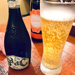 Osuteria Kikuya - ✽ こちらを選択しました。◉ イザック980円　オレンジピール、コリアンダーを使っていて、その爽やかな香りと味わいが特徴のホワイトビール。楽しいセレクト。