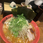 Mendokoro Kiraku - 海老味噌ラーメンにキャベツトッピング。美味い！