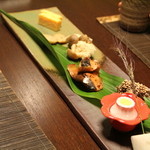 茜彩庵 山水 - 銀光黒胡椒焼き 里芋カレー焼き／黄身カステラ薩摩芋古米揚げ／落花生胡麻酢和え 占地みじんこ揚げ