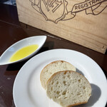 Tremani - 自家製パンとオリーブ。