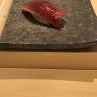 鮨 輝 - カツオ　山葵とマスタードだったと思います。美味しい。朧げ笑笑