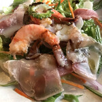 お竈ダイニング 穂垂 - 生ハム、ゴーヤ、キハチマグロ？、エビ、タコ、お野菜。