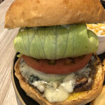 Sims Lane Burger Stand - お行儀良くまとまったレタスと溶ろけるゴルゴンゾーラチーズ