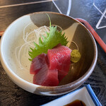 三心亭おいがた - まぐろのぶつとそばのどちらかが選べます。マグロのぶつ、美味しいです。
