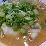 ラーメン横綱 - ネギたっぷりに、辛味噌追加