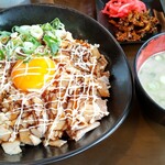 Nagahama Wasshoi - 炙りチャーシュー丼大盛（卵黄入り）にラーメンスープ