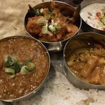 Dhipu Jothi - 左からチキンカレー、野菜カレー、アチャール