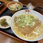 手打の味 小泉 - うどん大・野菜サラダ・無料の漬け物