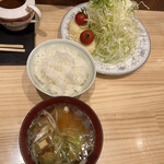 とんかつ ばんぶー - 定食を２つ頼むとライス１人前をおかわりor大盛りになります。豚汁は１人前ずつ提供で、もう一杯おかわり出来ます。※コレは１人前(もちろんおかわりしたよ)。