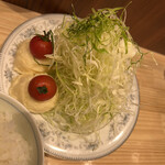 とんかつ ばんぶー - 定食2つ分のヤサイ。店主が優しいので、２人前まで盛れますが少なめにしますかとか1人前の普通盛りにしますか？と聞いてくれます。※コレは２人前