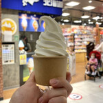 北海道うまいもの館   - 料理写真:・ミルクソフト カップ 300円/税込
※期間限定、割引価格。