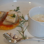 ブラッセリー ラシュレ - (2013.03)２品目：ローズマリー風味の新じゃが冷製スープと、太刀魚と新じゃがのコンフィが乗った一口ピザ。