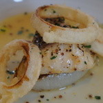 ブラッセリー ラシュレ - (2013.03)３品目：天草産天然マダイのマスタードと味噌ソース。新タマネギのローストとフリット添え。