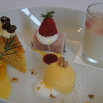 ブラッセリー ラシュレ - (2013.03)デザート：蜂蜜アイス、無農薬人参ケーキ、小豆のムースと白玉粉のクレープにイチゴ、さくらのゼリーのせブラマンジェ。