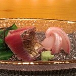 おく村 - かつお　タイ　刺身　春キャベツに塩昆布まぶし　写真を撮るのを忘れたが新たまねぎをすりおろした醤油にて