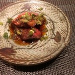 おく村 - 但馬牛いちぼ　串焼きにした肉にすき焼き風タレを絡めて蕗の薹を散らばせ　辛子のせ