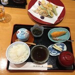 Unagiya - 鰻が食えない妻は天ぷら定食 ¥2800。
      
      今回も鰻を食うにあたって、天ぷらも出してる店を選んだ。
      
      調理時間は全く違うが、同時に出してくれた。
      
      
      