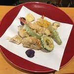 Unagiya - 海老が2本  烏賊 にヤサイ・・・
      
      珍しいのが“蛸の天ぷら”ヽ(´o｀
      
      美味しかったそうです。
      
      タレは下品なオイラ達には、ちょっと上品過ぎる気がした^^;
      
      