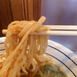 拉麺ひらり - 2022年7月　麵持ち上げ