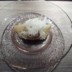 神楽坂 石かわ - 出汁で炊いた賀茂茄子。乗っているのは新生姜。