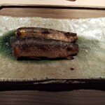 神楽坂 石かわ - 頭と尻尾を落として焼いた 天然鮎の塩焼。