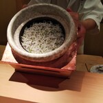 神楽坂 石かわ - 実山椒とシラスの炊き込み御飯。石川総大将自らのプレゼンです。