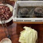 すえひろ屋 - テーブル席　肉は5人前