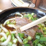 純手打ちうどん 百合 - 一口サイズの牛すじ肉