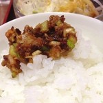 中国四川酒家 蔓山 - ランチセットのご飯は食べきれない？
            いやいや、麺の具を白飯に乗せなくてはいけない気持ちになります。
            
            たべれば…
            
            あ〜旨い！
            こんな気持ちになります。