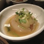 居酒屋　司 - 新たまねぎの肉詰め煮... 今時期美味しいですね...