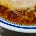 玉 - 澄んだ醤油味のスープ