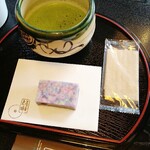 六華苑 - 呈茶、お菓子付