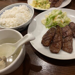 牛たん料理 閣 - A 定食　たん焼き4枚　麦飯＆テールスープ