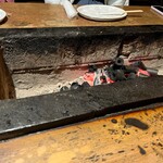 Hokkai Aburiyaki Ungasouko - 各テーブルには炭火が