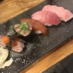 立ち寿司 まぐろ一徹 - まぐろ5種盛り　左からまぐろの頬肉、ネギトロ、漬け、中トロ、大トロ