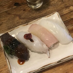 Tachizushi Maguro Ittetsu - 左からまぐろの喉肉、生タコ、カンパチ、アオリイカ