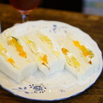 カフェ・バール こうべっこ - フルーツサンドウィッチ (￥650)、紅茶 (￥350)