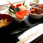 喰い処　弐七 - 海鮮丼とホッキカレーの欲張りセット(￥1500)。
注文必須の大人気メニューが100円引き！