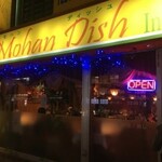 MOHAN DISH - 夜のエントランス